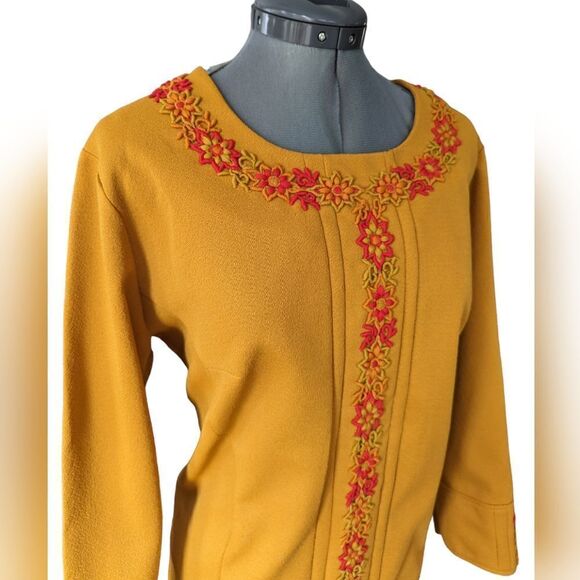 60's yellow Beautiful embroidered bark cloth dress - Picture 4 of 9